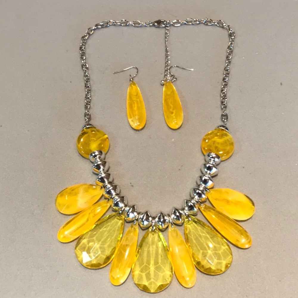 WOW! Costume Jewelry Necklace & Earring Set